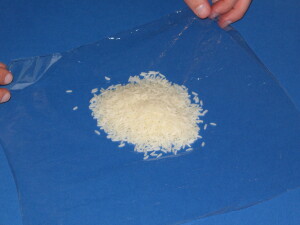 2. Legg ris i plastfolien.